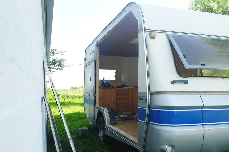 Listening Project - Set Design - Wohnwagen - Öffnung